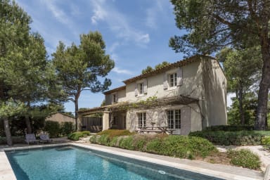 Magnificent property with heated pool for rent in Ménerbes
