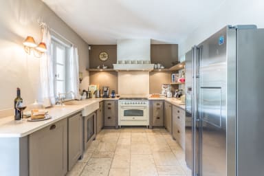 Sublime vue sur le Luberon pour cette villa à louer à Ménerbes