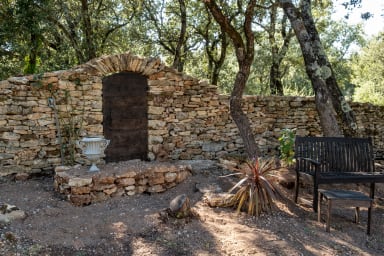 Stone house with swimming pool for rent in the heart of the Luberon