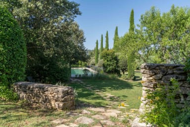 Exceptional property to rent in the heart of the Petit Luberon in Bonnieux