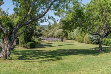 Perfume of well-being for this bastide for rent in Bonnieux