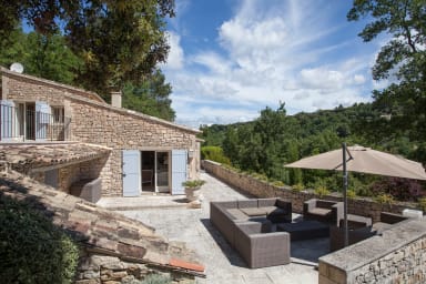 Sublime view of the Luberon from this villa to rent in Ménerbes