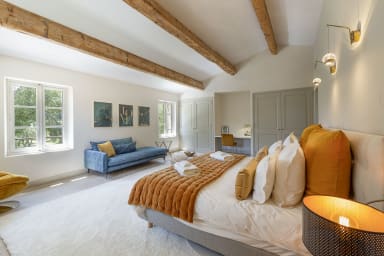 Harmonious interior and splendid garden for this house to rent in Provence