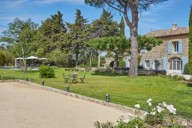 Stone house with swimming pool for rent in the heart of the Luberon