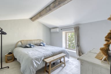Magnificent property with heated pool for rent in Menerbes