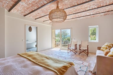 Holidays in the heart of the Luberon with heated swimming pool