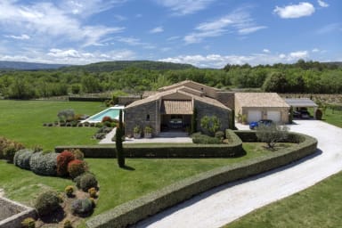 Stunning property with heated pool for rent in Gordes