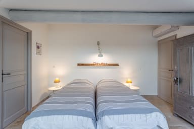 Magnificent property with heated pool for rent in Gordes