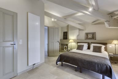 Exceptional view of Bonnieux and the Luberon from this bastide for rent