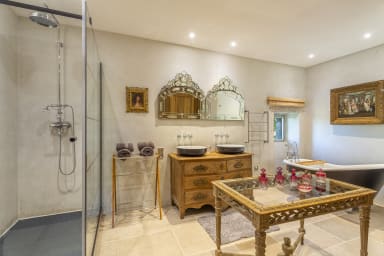 Exceptional quality of life for this villa to rent in Ménerbes