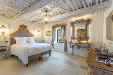 Magnificent property with heated pool for rent in Ménerbes