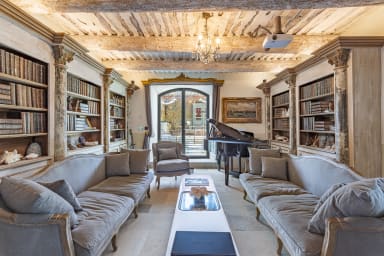 Dream holidays in a spacious house with heated swimming pool