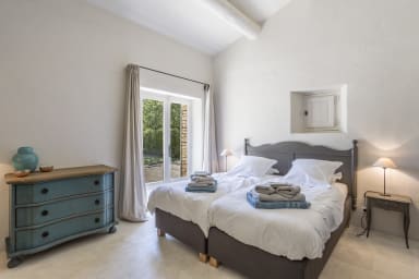 Stunning property with heated pool for rent in Gordes