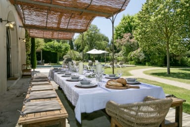 Peace and quiet for this bastide for rent in St Rémy de Provence