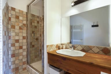 Absolute relaxation for this villa to rent in Robion in Provence