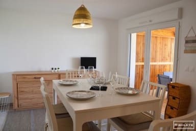 Grande pièce de vie climatisée avec cuisine et salle à manger