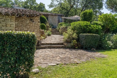 Propriété de caractère à louer à Bonnieux avec piscine chauffée