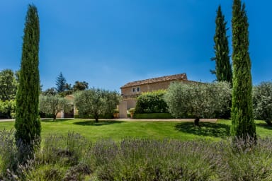 Maison à louer en Provence piscine et jardin arboré