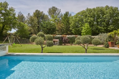 Huis te huur in de Provence met verwarmd zwembad en bosrijke tuin