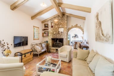 Character property to rent in Ménerbes with heated swimming pool