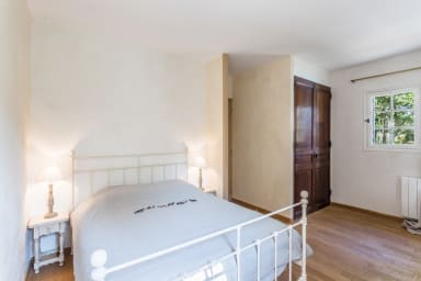 Warm and spacious stone house for rent in Ménerbes