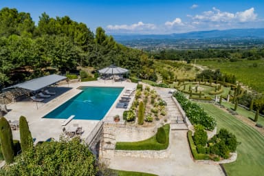 House with swimming pool for rent in Bonnieux