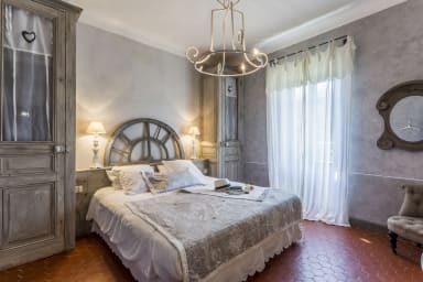 Exceptional bastide to rent in Provence with heated swimming pool