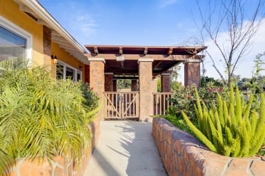 Front walkway up to the entry door.