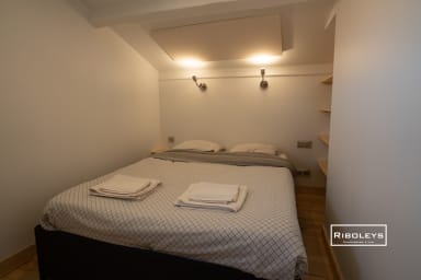 Chambre climatisée à l'étage avec lit double (140 cm) et télévision
