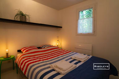 Chambre au rez-de-chaussée avec lit double (140 cm) et armoire