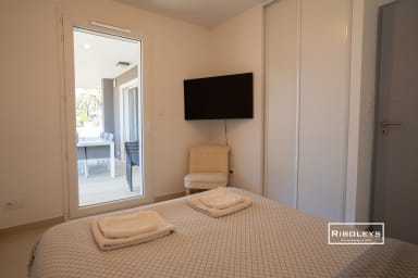 Grande chambre climatisée avec TV et lit en 140cm