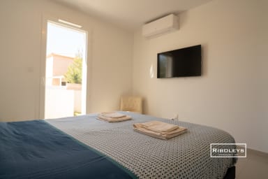 Grande chambre climatisée avec TV et lit en 160cm