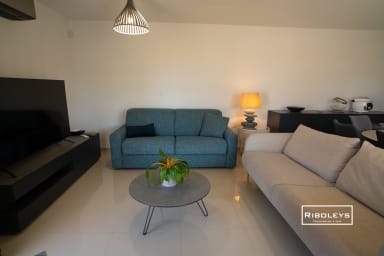 Coin TV climatisé avec canapé convertible (140x200cm)