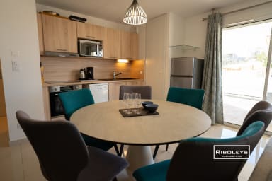 Cuisine toute équipée ouverte sur la salle à manger