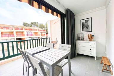 La pièce de vie & le balcon