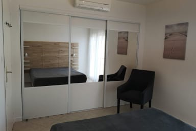 chambre avec lit king size et grande penderie