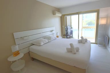 air conditioning bedroom with queen size bed (160)