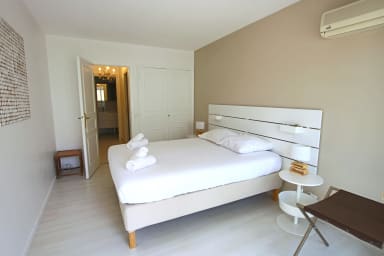air conditioning bedroom with queen size bed (160)