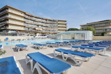 Résidence avec sa piscine et transats