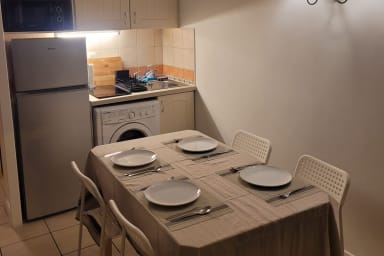 Table à manger dressée et cuisine