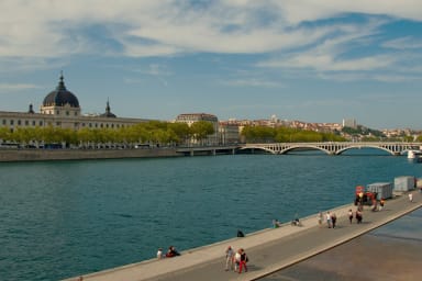 quais du Rhône, à 2 minutes de l'appartement