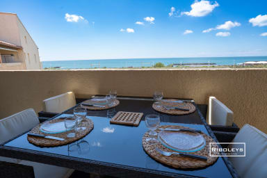 Terrasse avec salon de jardin, plancha, vue sur la piscine et la Méditerranée