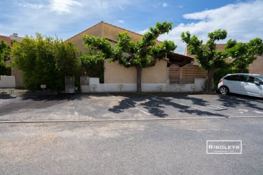 Parking de la résidence avec place réservée au logement