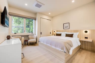 King-size bed, sleeps 2, Sony Smart TV
