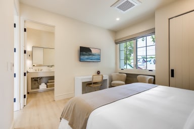 King-size bed, sleeps 2, Sony Smart TV