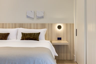 King-size bed, sleeps 2, Sony Smart TV