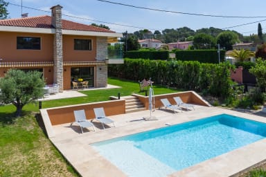 MOUGINS - VILLA RENOVEE - PISCINE - AU CALME 