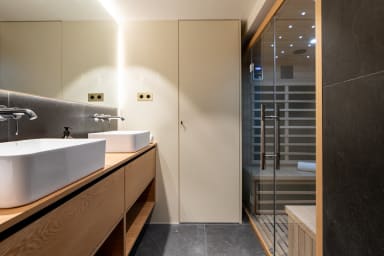 Independent bathroom with shower and sauna
