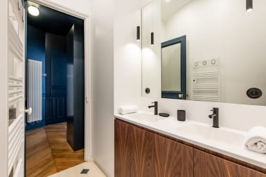Salle de bain indépendante avec douche et WC