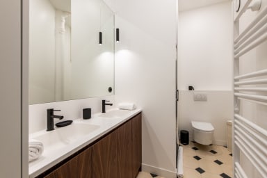 Salle de bain indépendante avec douche et WC